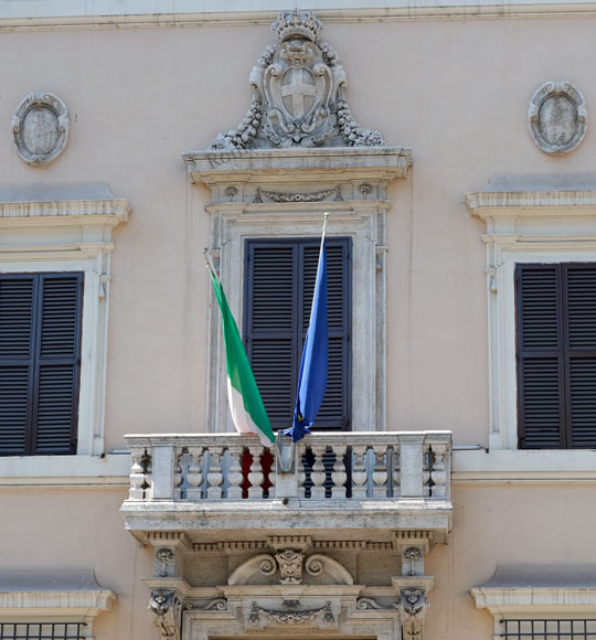 balcone con stemma a palazzo cerri