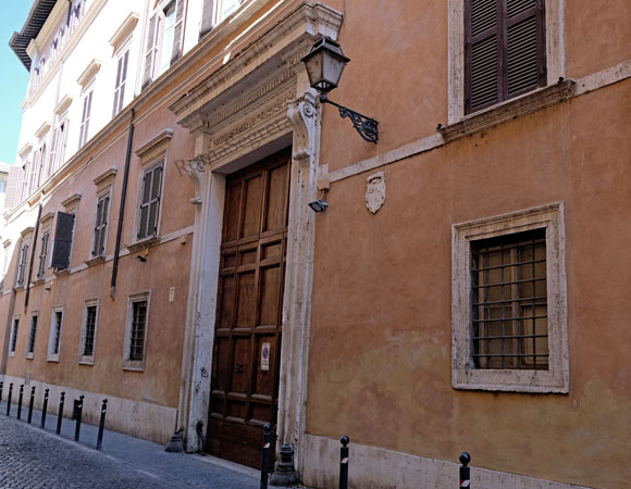 facciata di palazzo gaddi cesi su via della maschera d'oro
