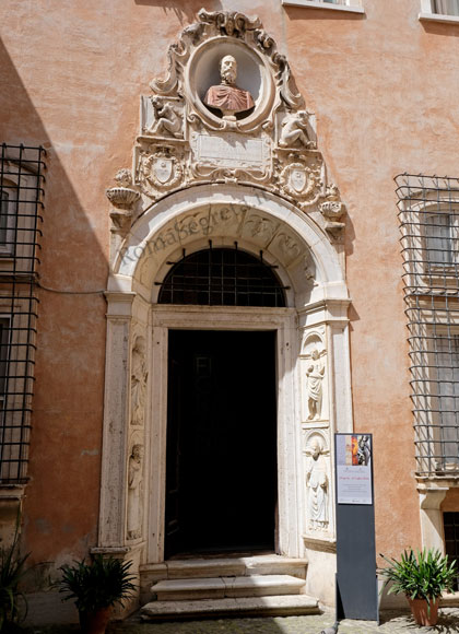 portale del palazzo dei piceni