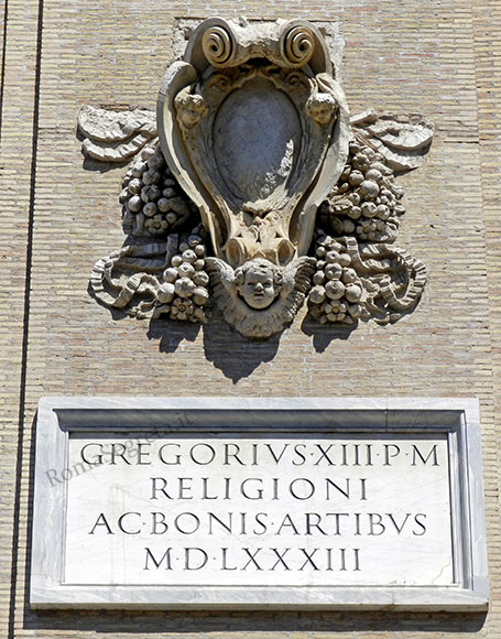 stemma di gregorio XIII al palazzo del collegio romano