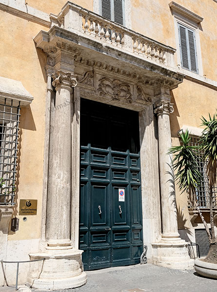 portale di palazzo lancellotti a piazza di s.simeone