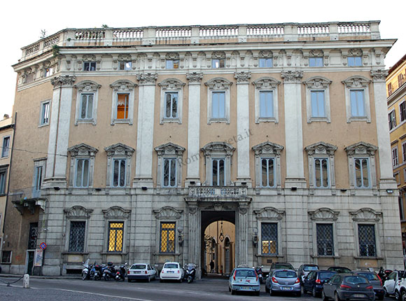 palazzo petroni cenci bolognetti a piazza del gesù
