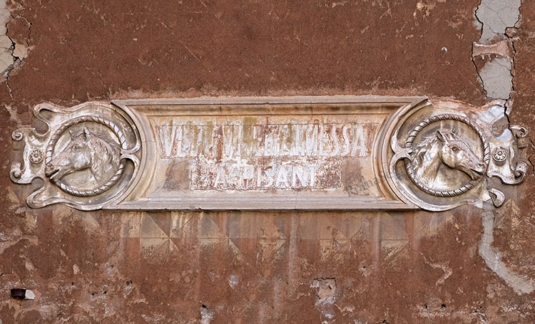 bassorilievo a piazza del biscione