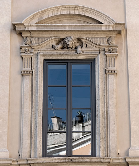finestra con leone a palazzo orsini pio righetti