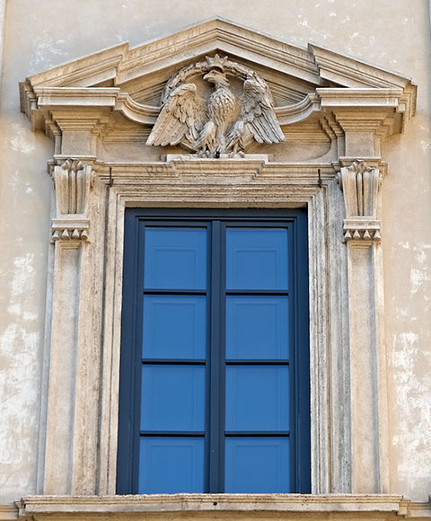 finestra con aquila a palazzo orsini pio righetti