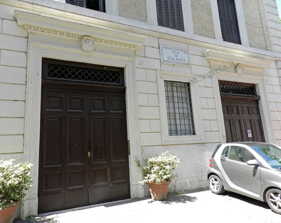 facciata di palazzo primoli su via dei soldati