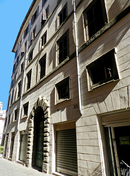 facciata di palazzo vecchiarelli su via dei coronari
