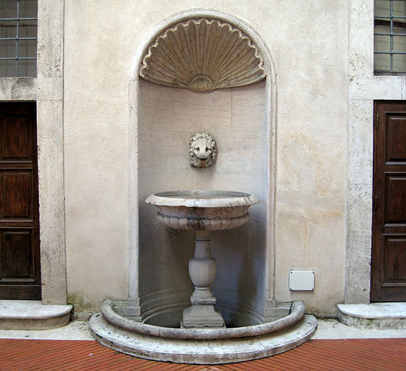 fontana nel cortile di palazzo vecchiarelli