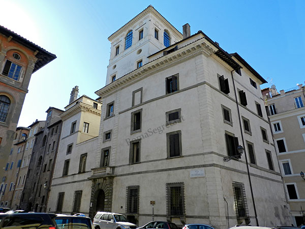 Vedi su Google Maps palazzo vecchiarelli