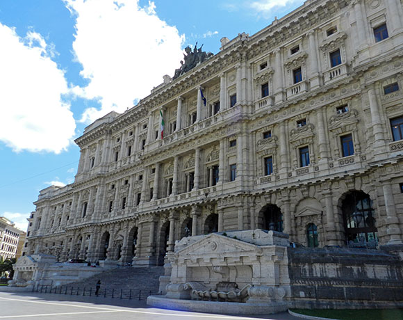 palazzo di giustizia su piazza cavour