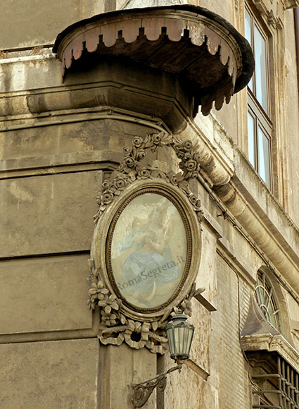 madonnella a piazza del collegio romano