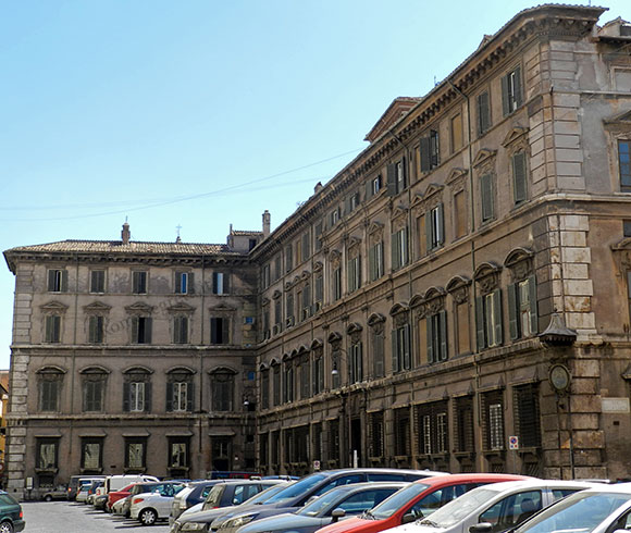palazzo doria pamphilj su piazza del collegio romano