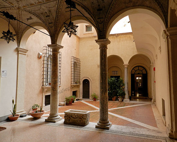 cortile del pio sodalizio dei piceni a via di parione