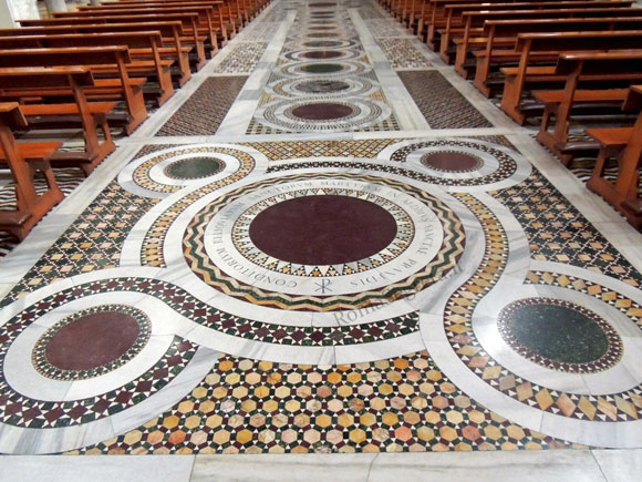 disco di porfido sul pavimento cosmatesco