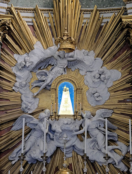 gloria di angeli e statua della madonna di loreto
