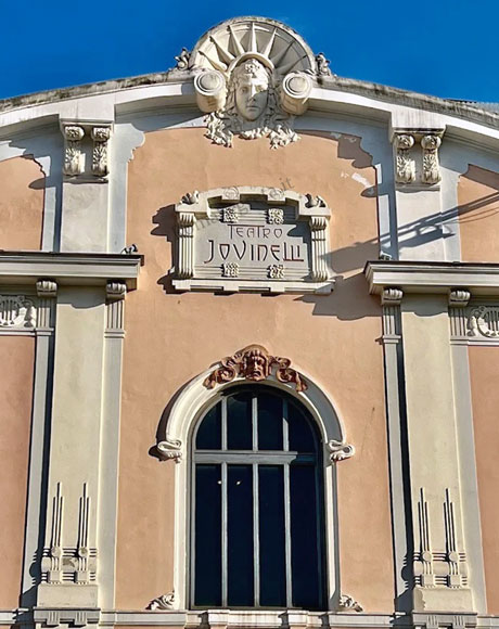 frontone del teatro ambra jovinelli