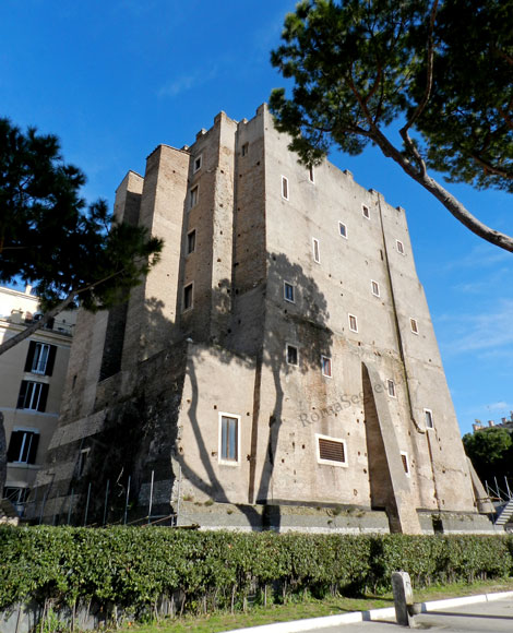 fianco della torre dei conti