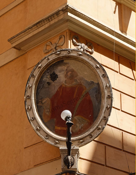 medaglione con santo stefano a via dei banchi vecchi