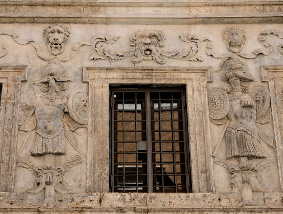 dettaglio degli stucchi di palazzo crivelli