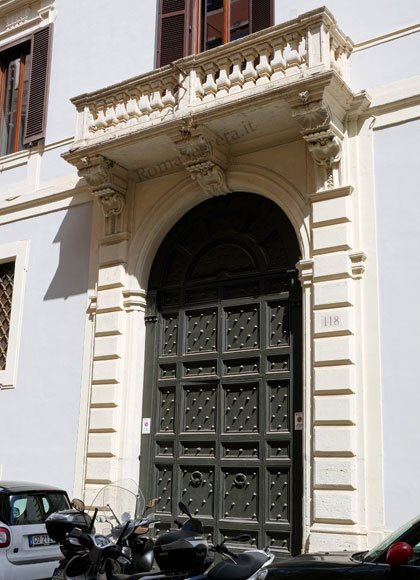 portale di palazzo sforza cesarini a via dei banchi vecchi