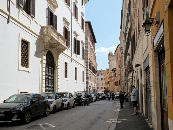 Vedi su Google Maps via dei banchi vecchi