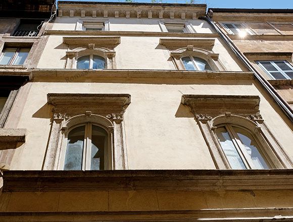 finestre con stemma dei mochi a via dei coronari