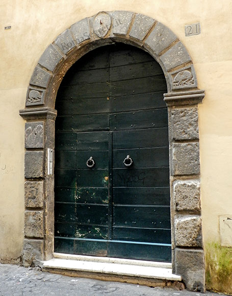 portale al civico 21 di via dei leutari