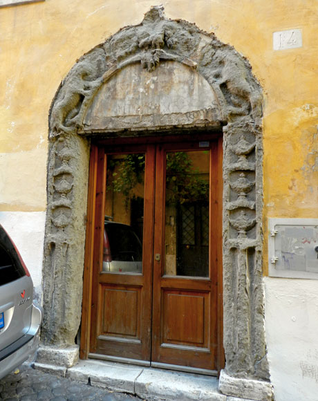 portone a via dei neofiti