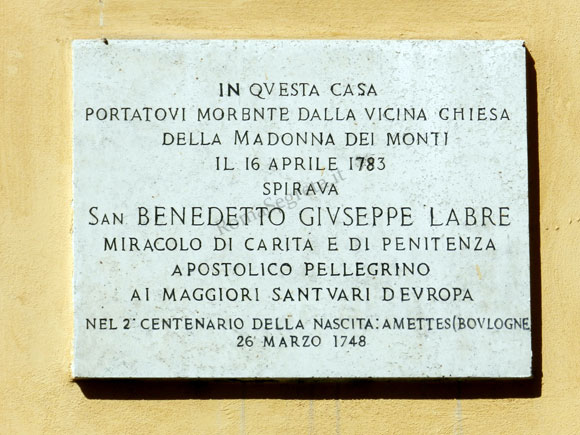lapide in memoria di san benedetto giuseppe labre