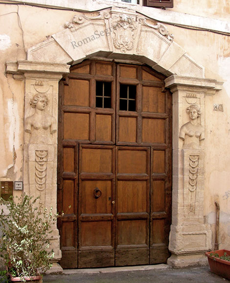 portale di palazzo frangipane a via del gesù