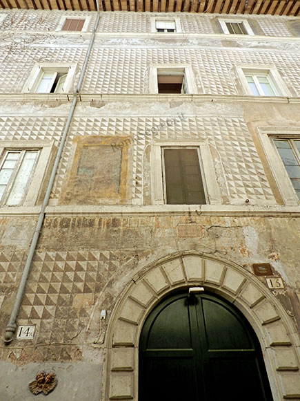 graffiti su edificio a via della fossa