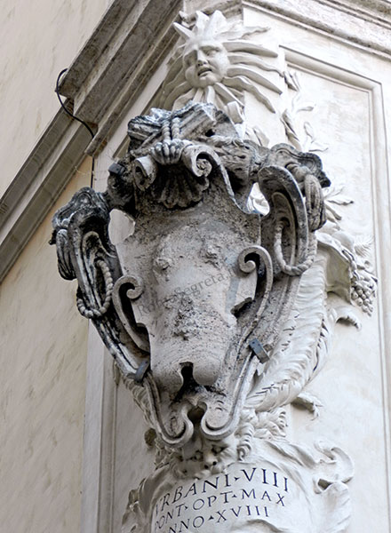 stemma barberini a via di s.ignazio
