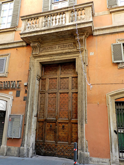portale di palazzo pizzirani a via di torre argentina