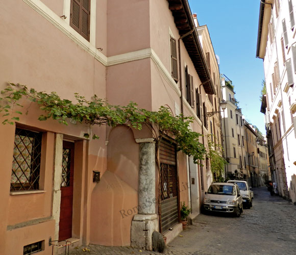 portico lungo via della madonna dei monti
