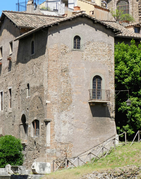 vista laterale dell'albergo della catena