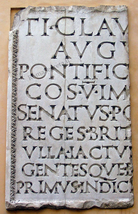 iscrizione sull'attico dell'arco di claudio