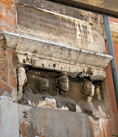 stele funeraria sulla casa di lorenzo manilio