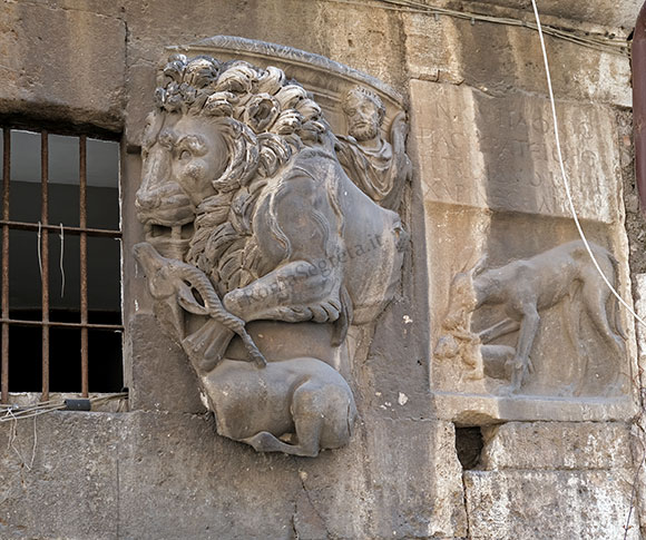 frammento di sarcofago sulla casa di lorenzo manilio