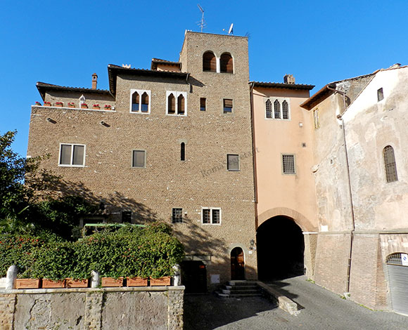 casa dei pierleoni a via di s.giovanni decollato