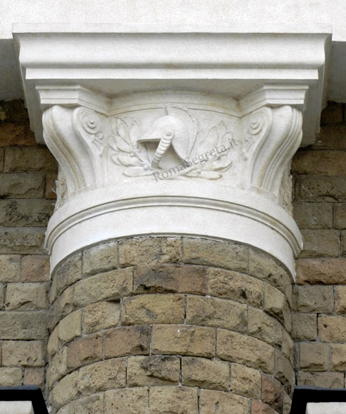 capitello con elmo da pompiere