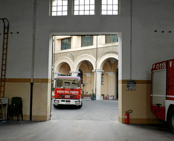 mezzi antincendio nella caserma dei vigili del fuoco
