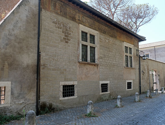 facciata della casina del cardinal bessarione su via di porta s.sebastiano