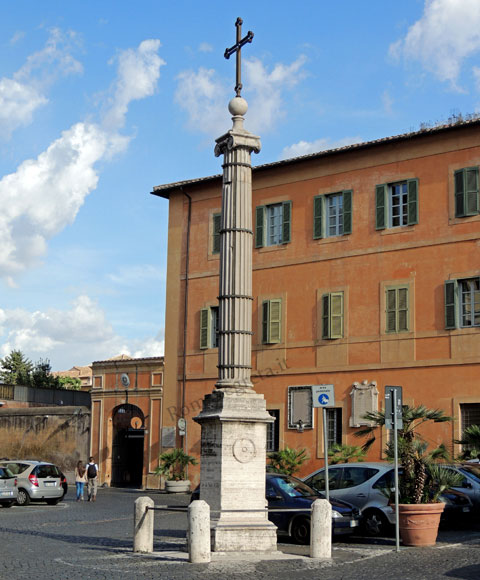 colonna al centro di piazza di san francesco d'assisi