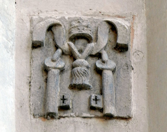 stemma della santa sede a via di s.girolamo della carità