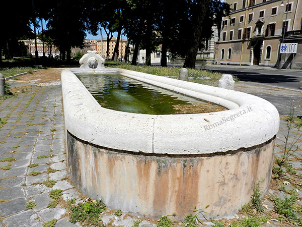 Vedi su Google Maps fontana a lungotevere aventino