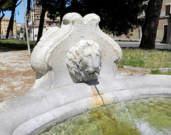protome leonina della fontana a lungotevere aventino