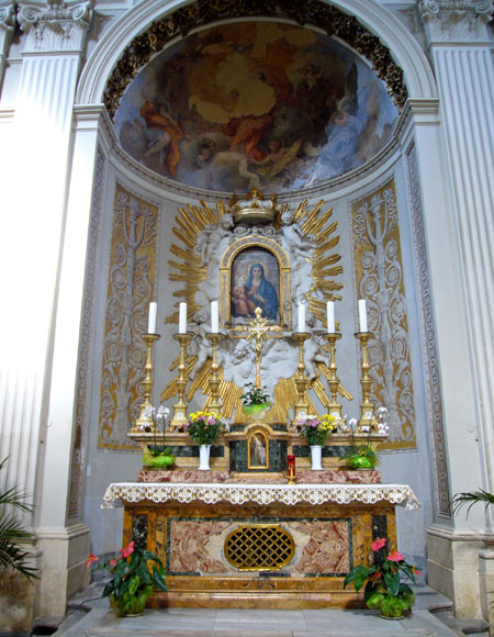 altare con la madonna della luce