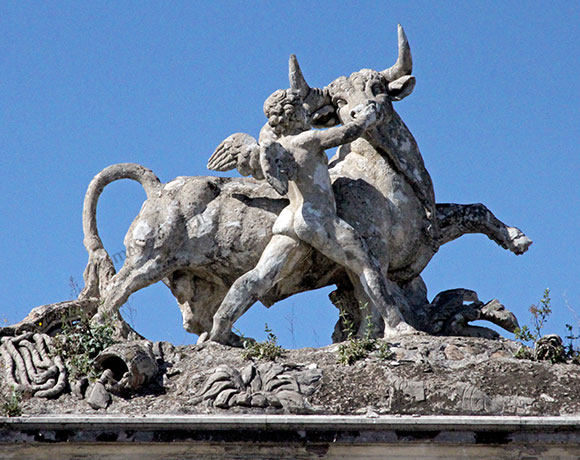 gruppo scultoreo sull'attico del mattatoio