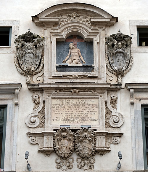 edicola sulla facciata del monte di pietà