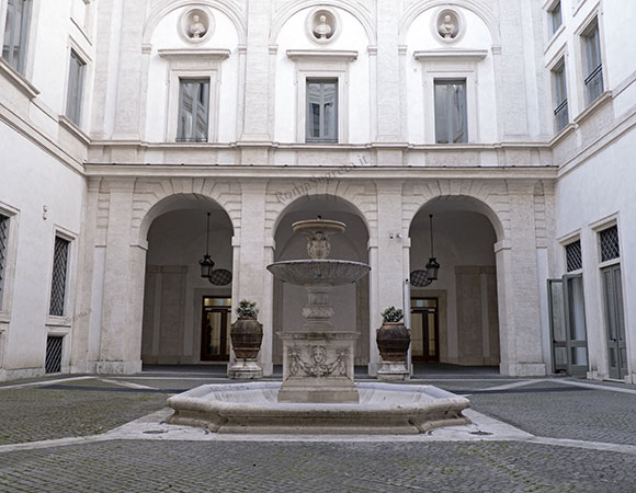 cortile con fontana del monte di pietà